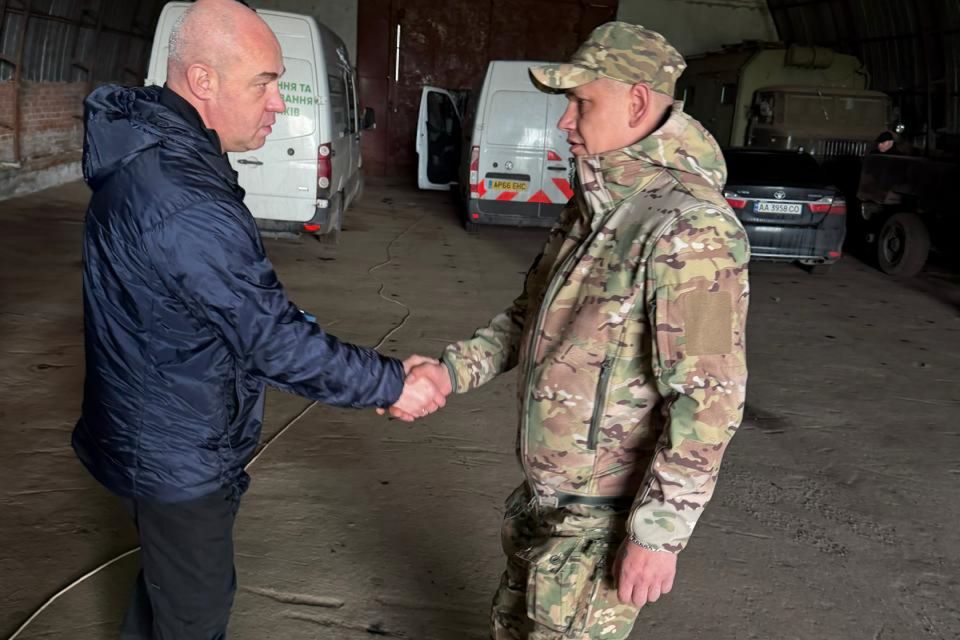 Сергій Надал на фронті напередодні Великодня вручив відзнаки воїнам 105 бригади ТрО (пресслужба Тернопільської міської ради)