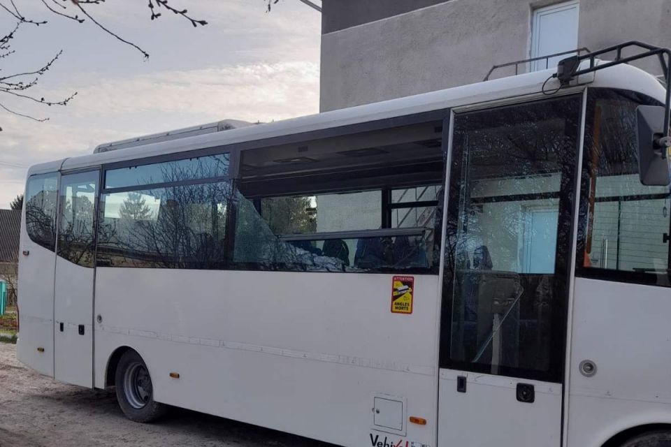 На Тернопільщині вандали розбили вікно шкільного автобуса