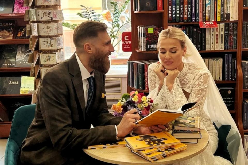 Павло Вишебаба одружився: після весілля завітав до книгарні в Тернополі