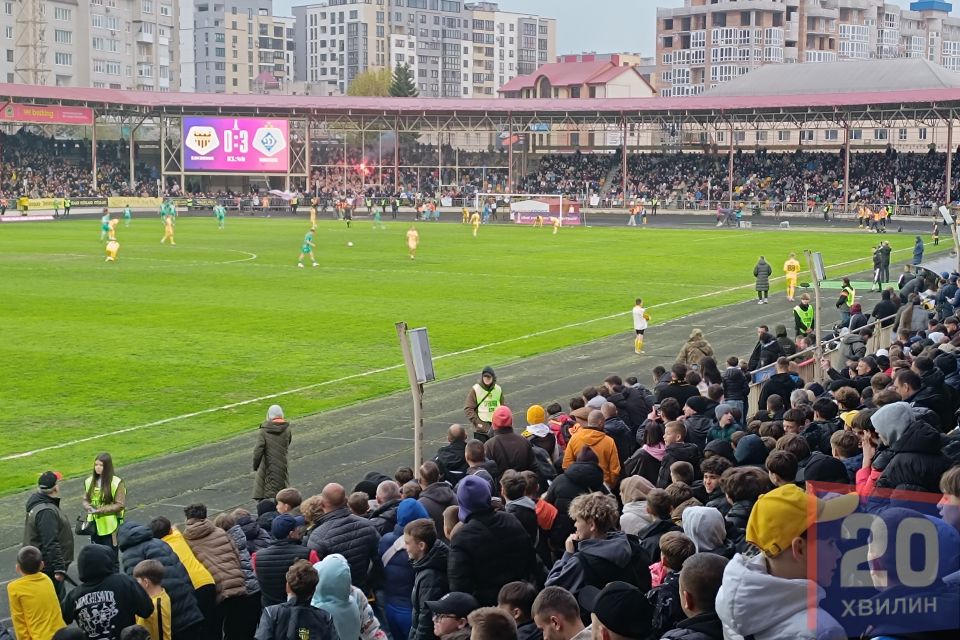 Фаєри, вболівальники на полі і переконлива перемога: чим закінчився кубковий матч у Тернополі