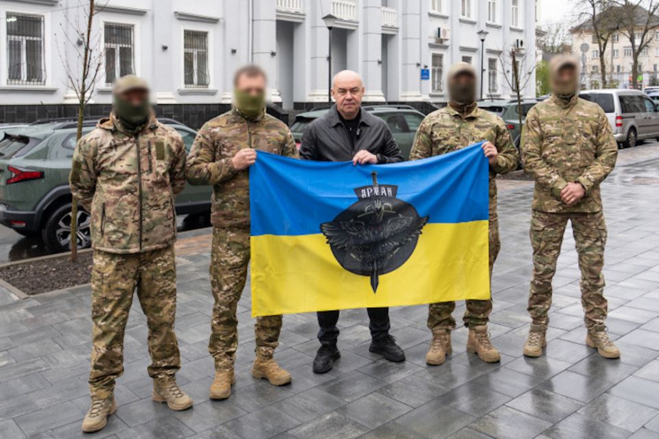 Тернопіль передав три автомобілі Renault Duster для бійців спецпідрозділу «Артан» (пресслужба Тернопільської міської ради)