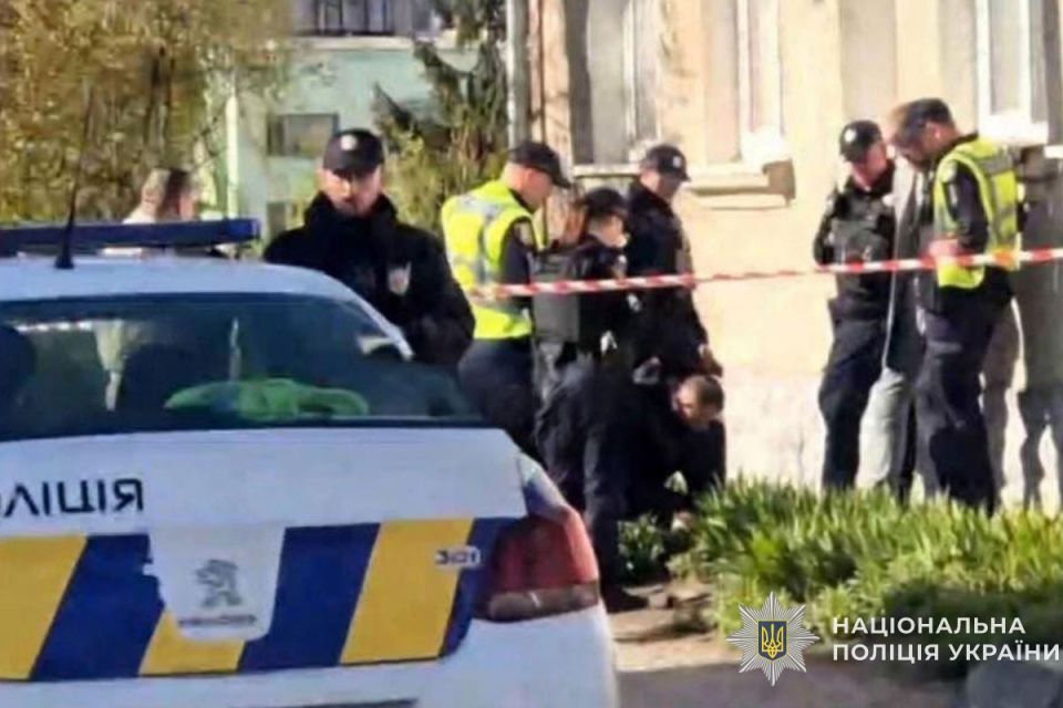 У Тернополі затримали чоловіка з предметом, схожим на зброю