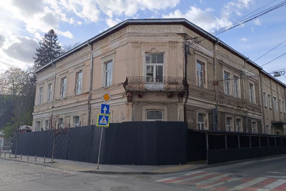 Новий паркан встановили навколо колишньої залізничної лікарні у центрі: що тут будуть робити