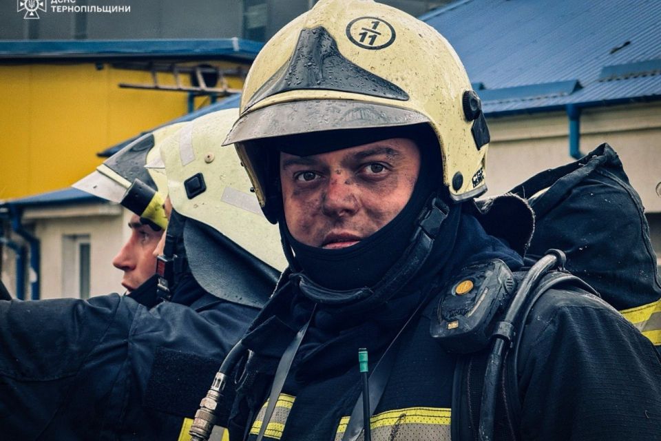 Обличчя тих, хто поборов вогонь: в ДСНС показали кадри з ліквідації наслідків ворожої атаки на Тернопіль