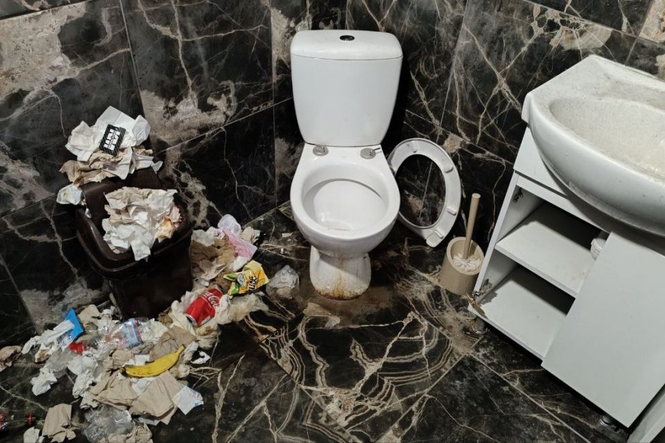 Новий громадський туалет на Слівенській потонув у смітті: хто має прибирати