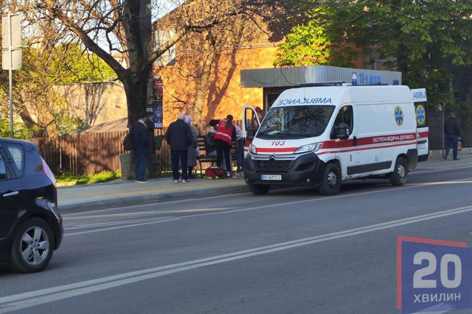 На вулиці Острозького травмувалася дівчина: що відомо