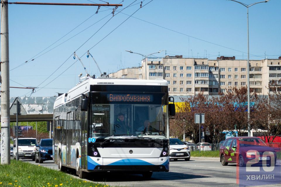 Фото дня: тролейбуси «Електрон», які курсуватимуть у Тернополі, проходять випробування