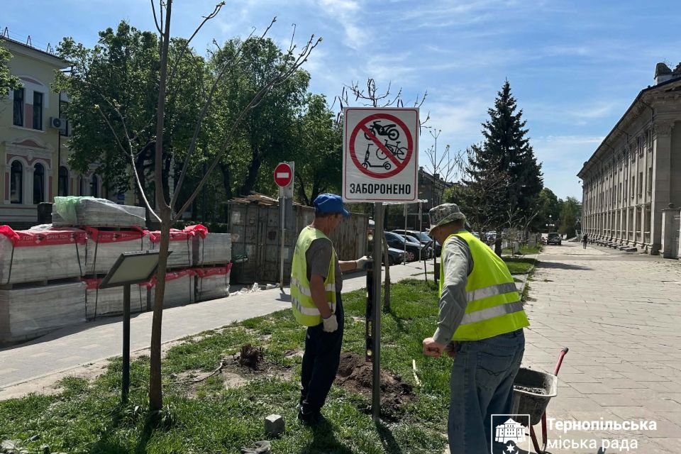 У центрі встановили знаки, які забороняють рух електросамокатів та скутерів