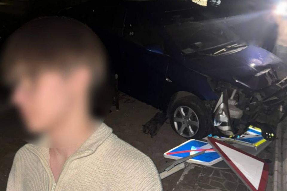 На бульварі Шевченка нетверезий водій збив знак і в'їхів в будівлю