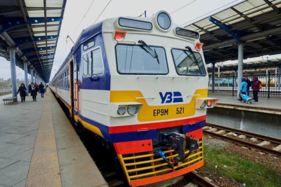У застосунку Укрзалізниці тепер доступні квитки на приміські потяги