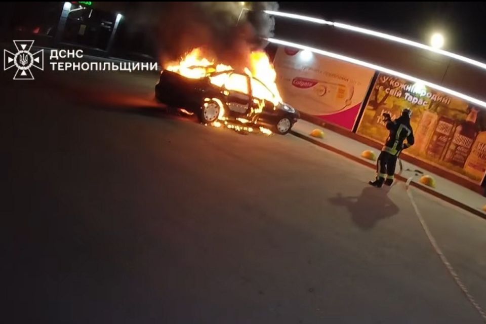 На парковці у Кременці палав автомобіль