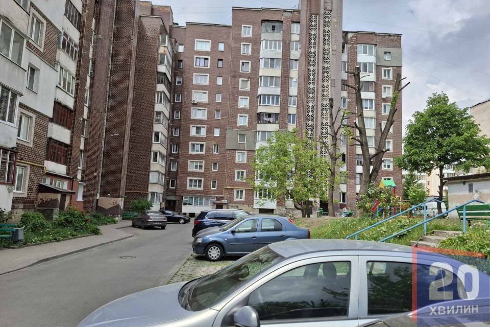 Замах на вбивство дружини: що журналістам розповіли сусіди і знайомі родини