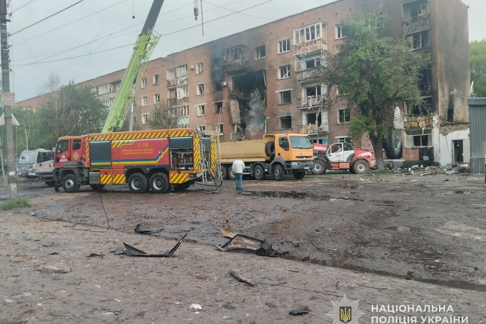 Росіяни вдарили дроном по багатоповерхівці в Конотопі: загинула людина, багато поранених
