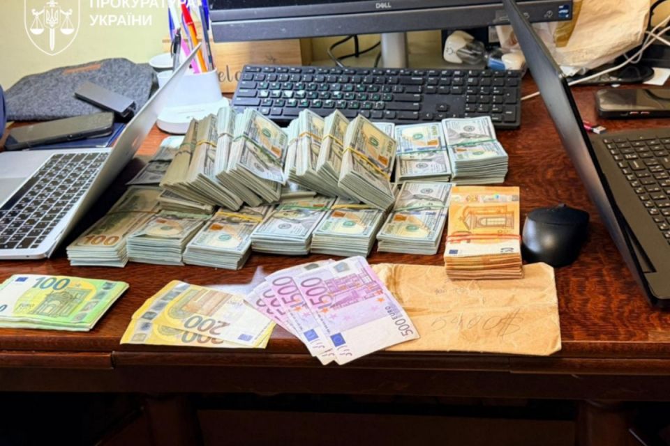 Мільйони гривень, елітні автівки та швейцарські годинники знайшли у посадовців поліції під час обшуків