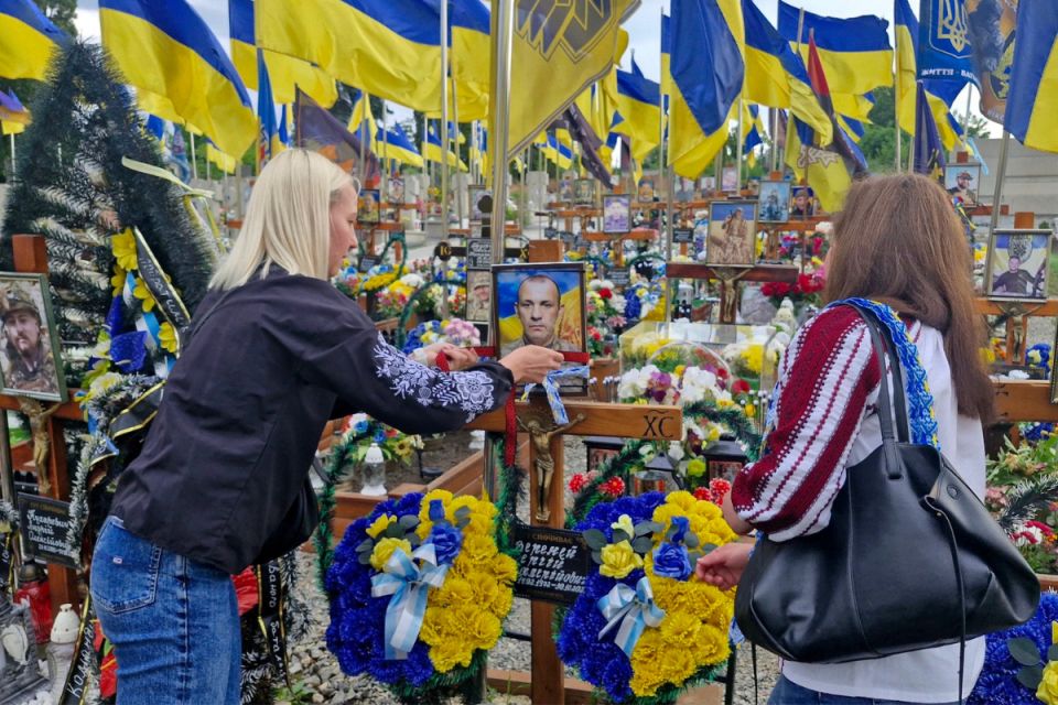 «У нього не лишилося нікого, тому прийшли ми»: у День вишиванки волонтери вшанували пам’ять Героїв
