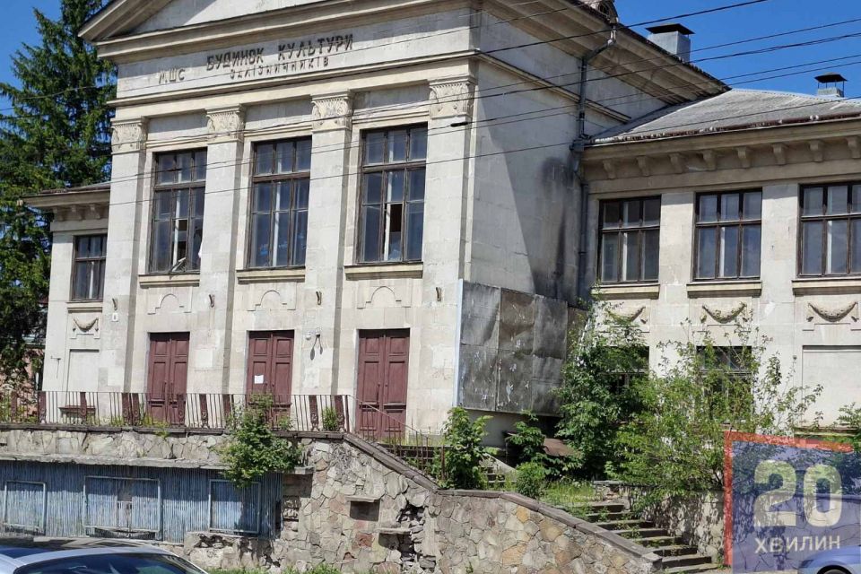 Побиті вікна і дерева на сходах: Будинок культури залізничників поступово руйнується