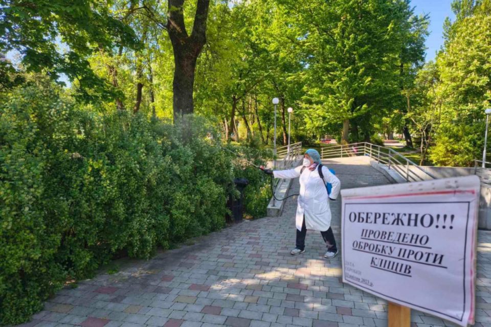 У парку Нацвідродження проводять обробку від кліщів: радять утримуватись від прогулянок
