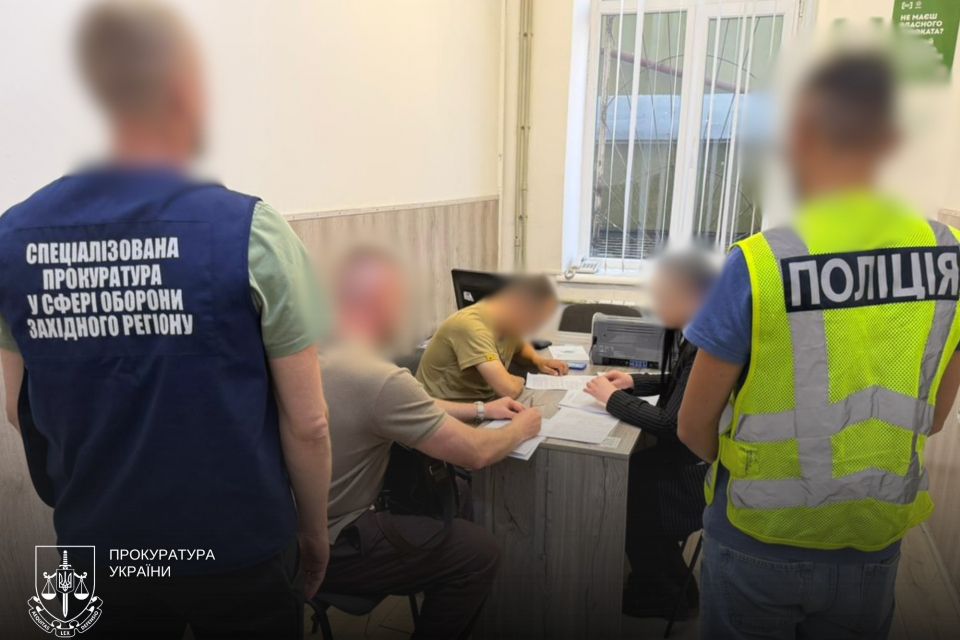 Перелом ребер: службовця ТЦК підозрюють у побитті чоловіка під час оповіщення у Тернополі