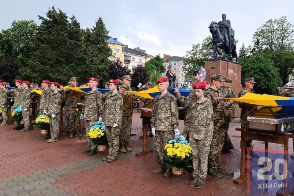 Плаче небо... У Тернополі  в останню путь провели сімох Героїв, чиї імена поки невідомі