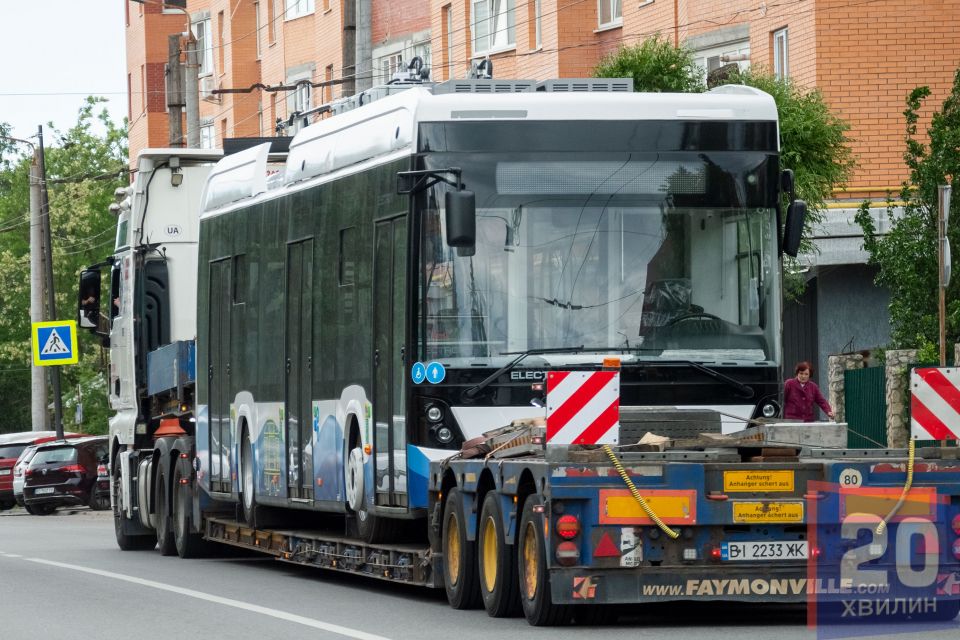 Фото дня: перші два нові тролейбуси уже привезли в Тернопіль