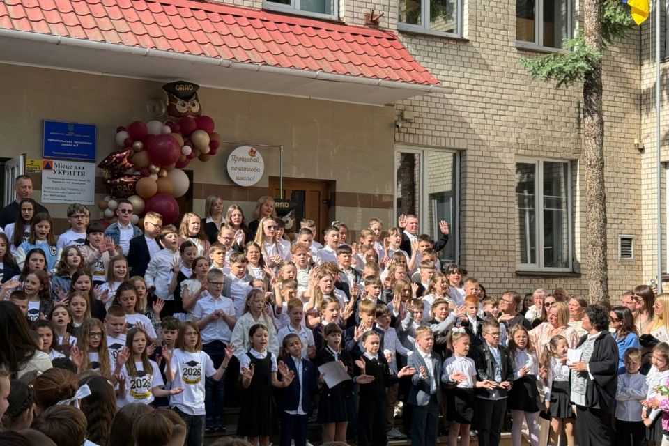 «Я буду сумувати за тобою, школо»: у Тернополі другий день лунають останні дзвоники