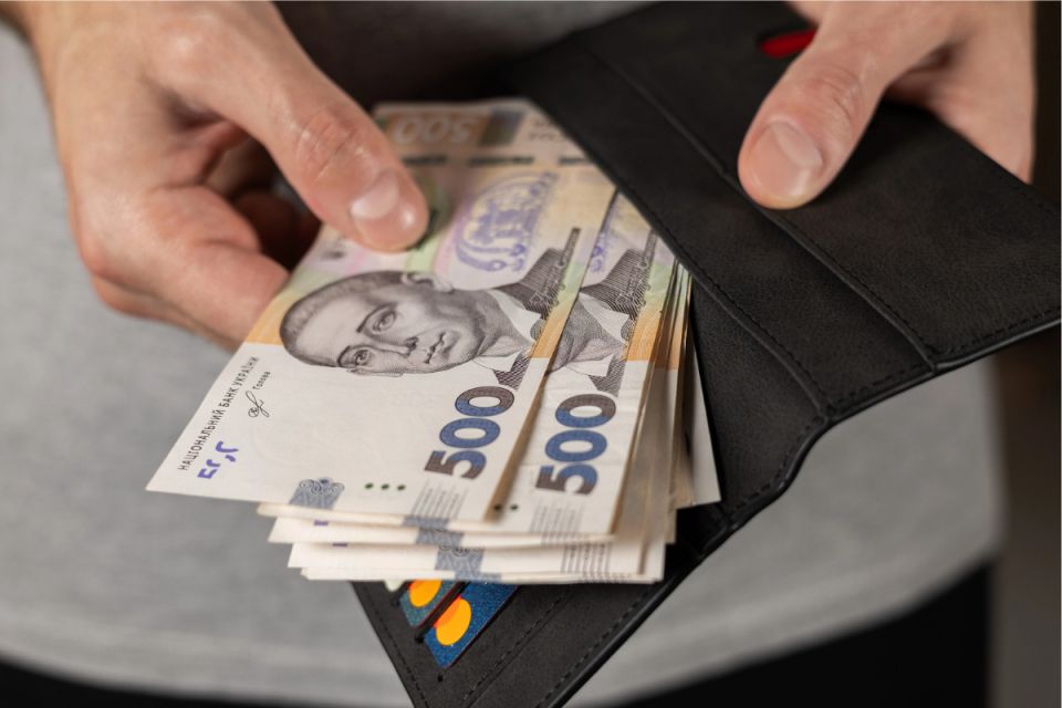 Середня зарплата на Тернопільщині у квітні впала на 4,4%: де платять найбільше та найменше