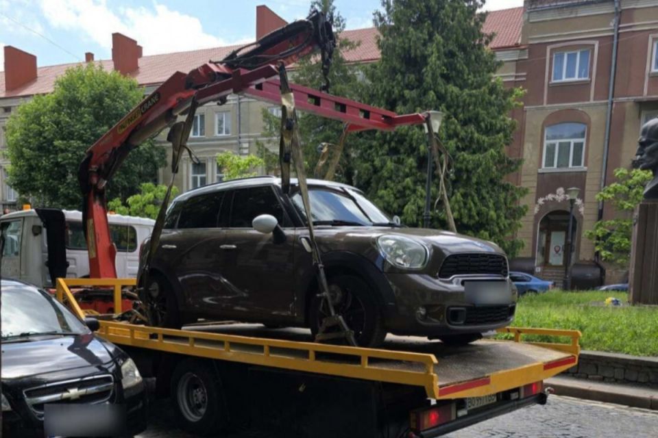 У Тернополі за місяць евакуювали 58 автомобілів, припаркованих з порушеннями