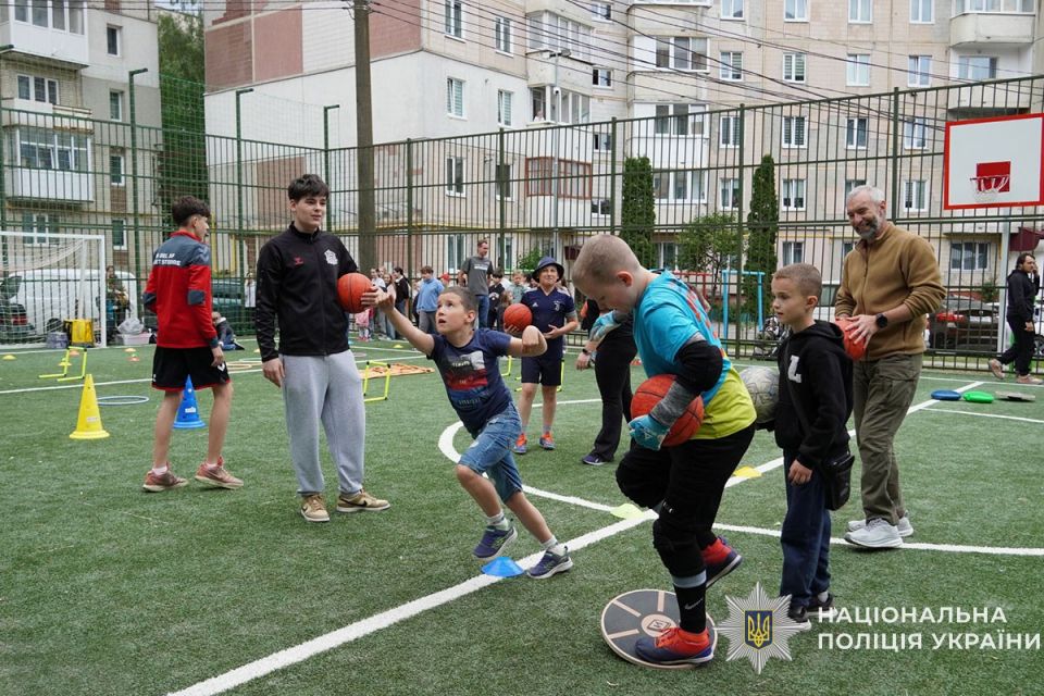 На «Сонячному» запрацював оновлений спортмайданчик. Ветерани зіграли з дітьми перший матч