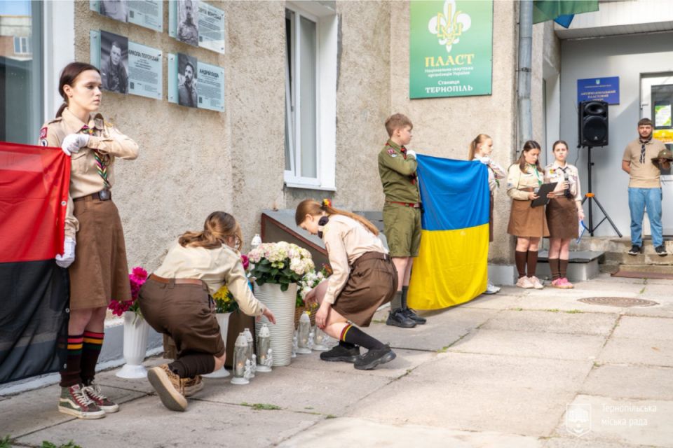 У Тернополі відкрили меморіальну таблицю на честь загиблого Героя-пластуна Андрія Буди