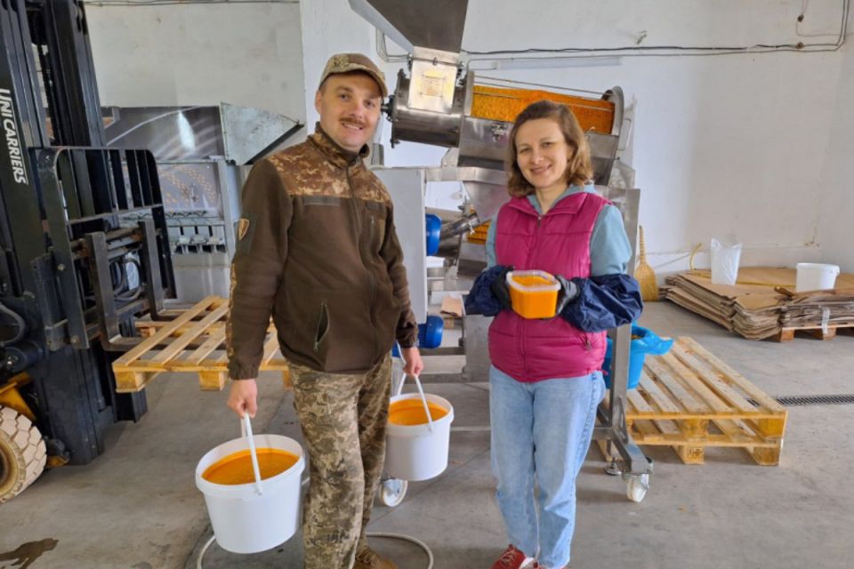 «Свій сік – весь рік»: подружжя з Тернополя відкрили станцію переробки фруктів та овочів