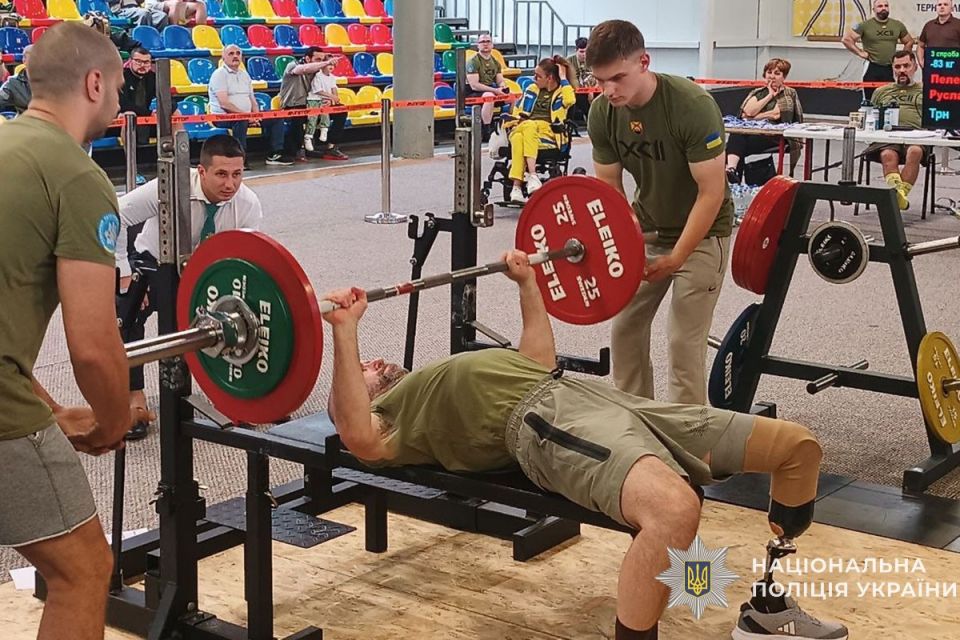 Ветерани-поліцейські з Тернопільщини вибороли призові місця на чемпіонаті з жиму лежачи