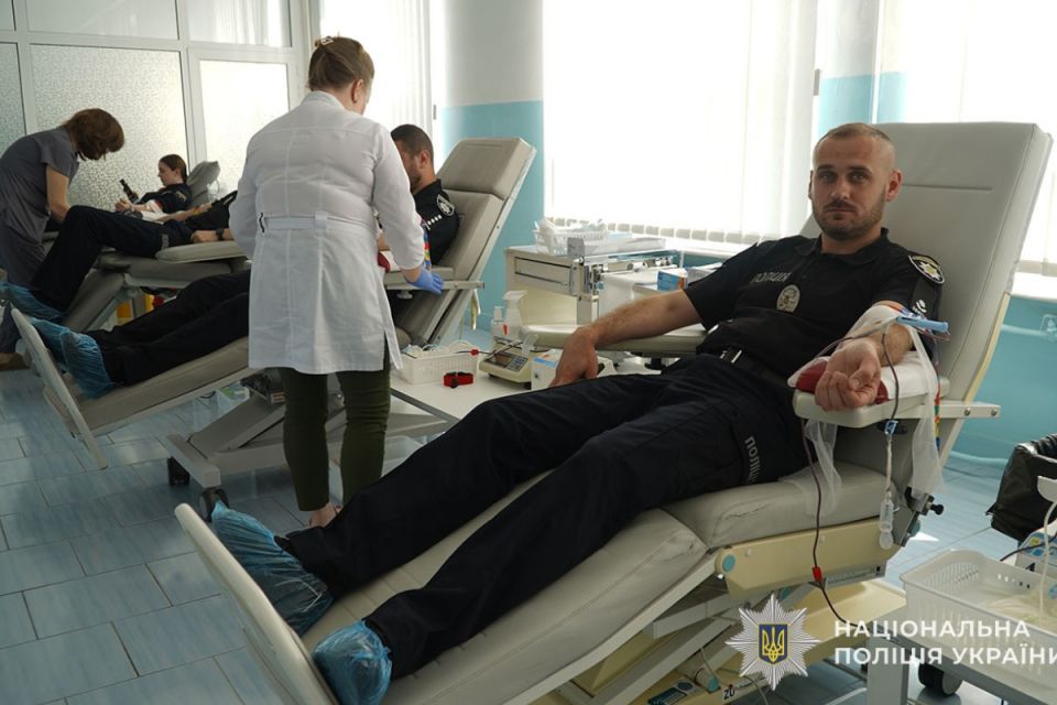 Поліцейські здали кров для поранених захисників