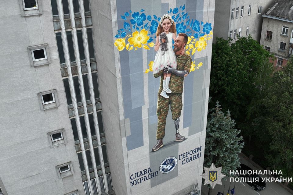 На фасаді будівлі поліції в Тернополі завершили 15-метровий мурал