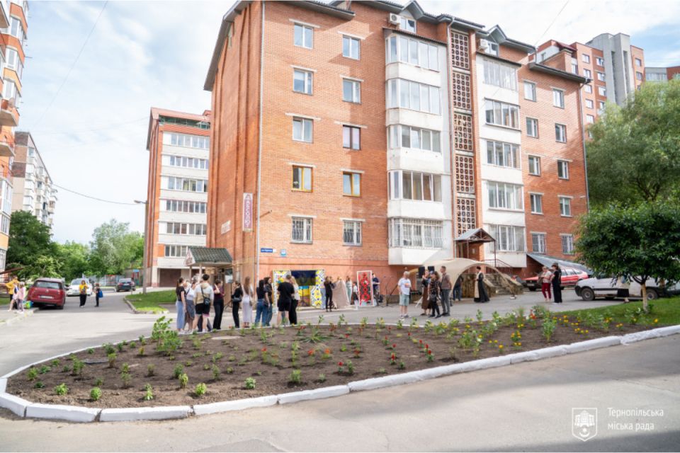 У дворі будинку на Дружбі висадили квітник пам’яті на честь полеглих Героїв