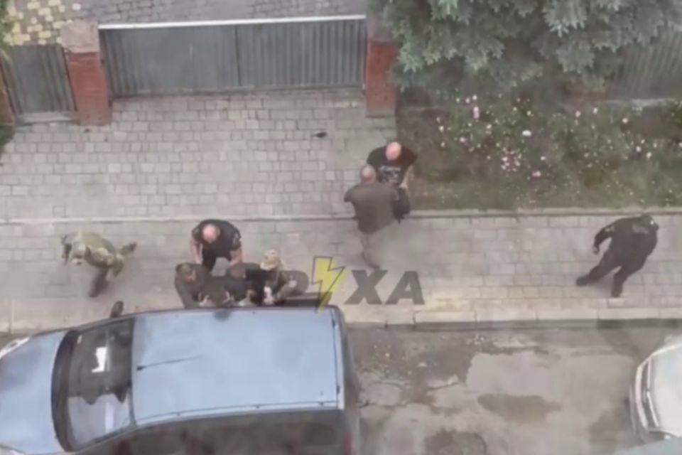 «Витискали очі, коли затримували й пхали в авто». Як коментують конфлікт із ТЦК у Тернополі