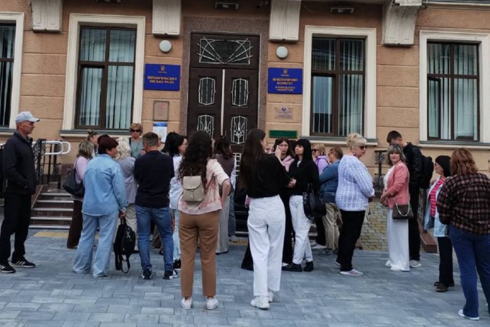 Пікет біля міськради: вчителі протестують проти нового директора та заявляють про фальсифікації