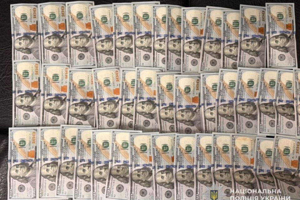 Тернополянка хотіла вивезти сина за кордон за підробленими документами і отримала підозру — поліція