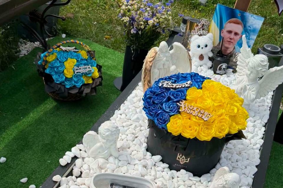 Порозкидали оздоблення та поламали квіти: хто вчинив наругу над могилою Героя, з’ясовує поліція