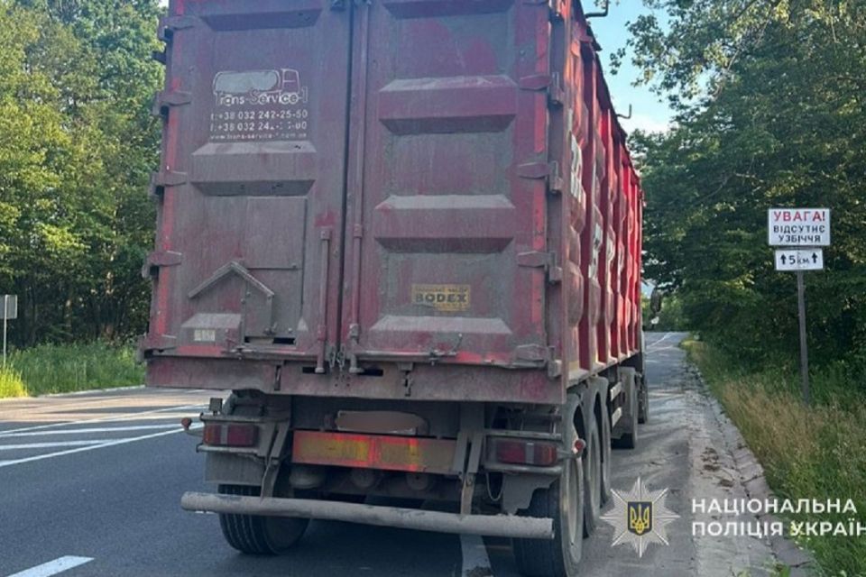 У Бережанській громаді зупинили автопоїзд із деревиною з підробленими документами