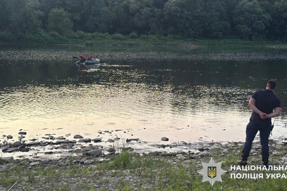 Трьох дітей та чоловіка розшукують на Дністрі: усі зникли під час відпочинку на воді