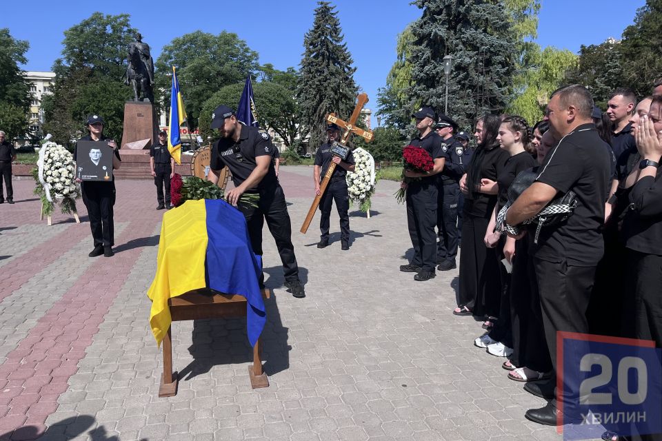 «Він уже мав повертатися додому»: Тернопіль попрощався із загиблим поліцейським Ігорем Кульбабою