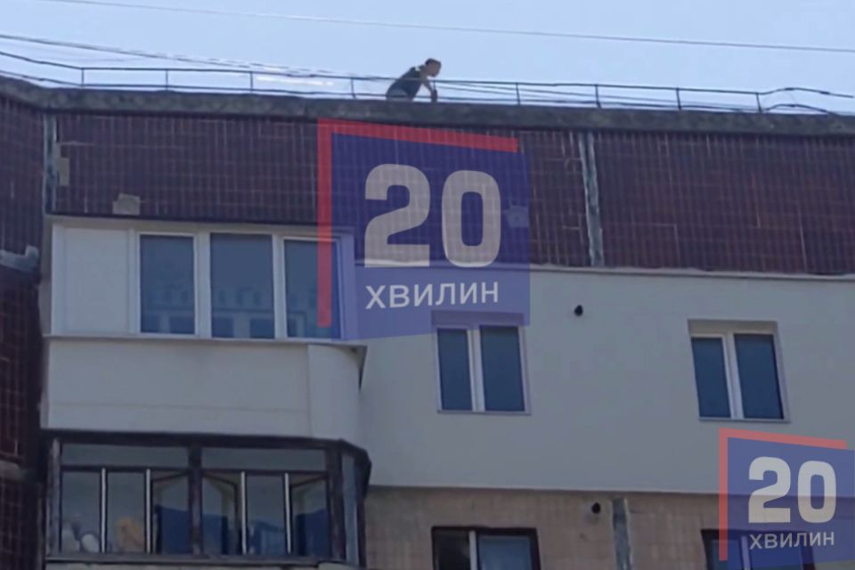 Діти їздили на самокатах по даху будинку на Лучаківського: реакція соцмереж