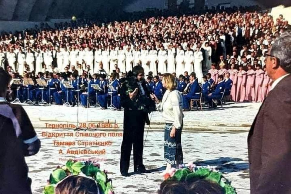 «Червону калину» співали 50 тисяч людей: унікальні спогади з відкриття Співочого поля в Тернополі