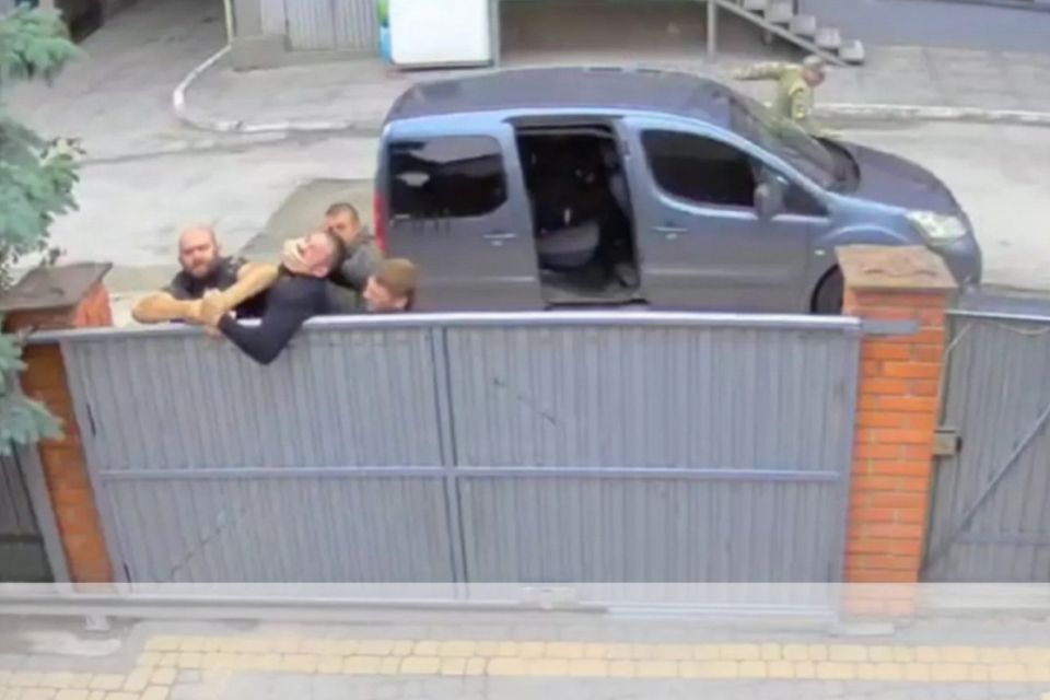 «Не зобов’язані знати про форму»: що відповіли поліція і ТЦК про силове затримання на Чайковського