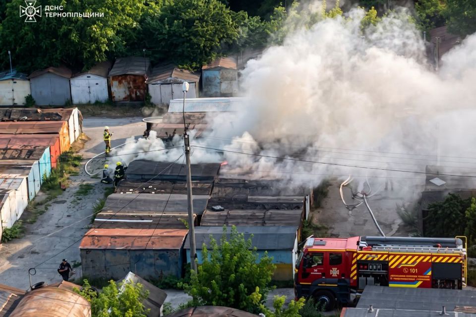 Горіли гаражі на Довженка