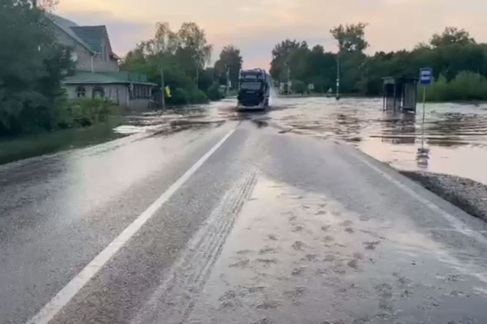 Злива підтопила ділянку траси М-19 у Горинці: рух транспорту змінили