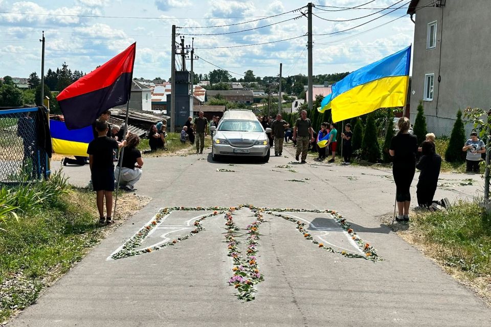 Козівська громада навколішки зустріла Героя Михайла Завиташа