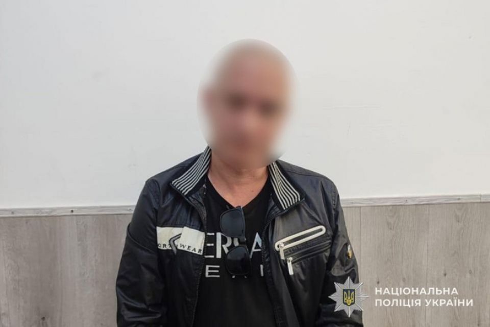 Поки двоє билися, третій забрав телефон: у Тернополі чоловік привласнив чужий гаджет