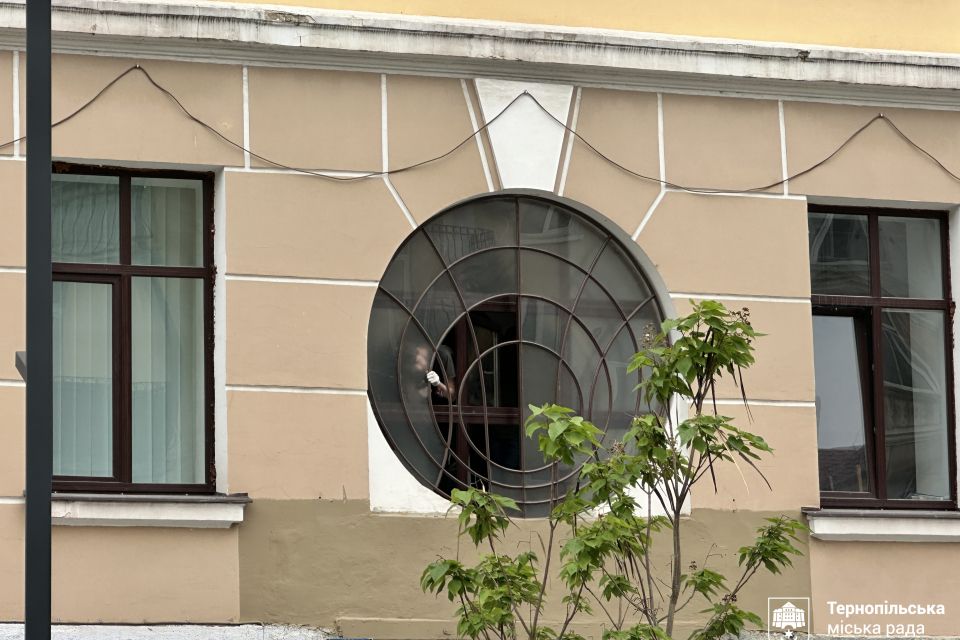 У школі встановлюють відреставроване вікно, через яке наробили галасу в Тернополі