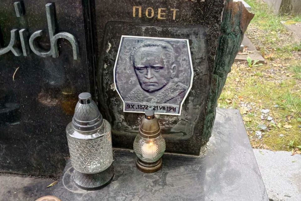 На кладовищі в Кракові, де вчинили наругу над могилою Лепкого, встановили тимчасовий барельєф